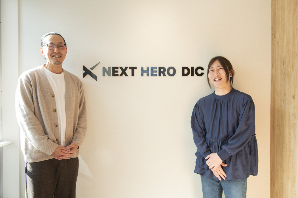 穏やかな雰囲気で利用者をサポートするサービス管理責任者の野田さま(左)と管理者の高橋さま(右)