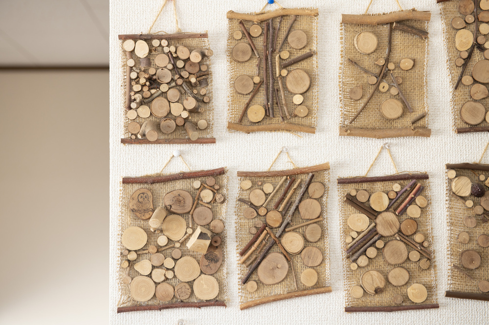 木の端材など自然の素材を活かしたクラフト作品