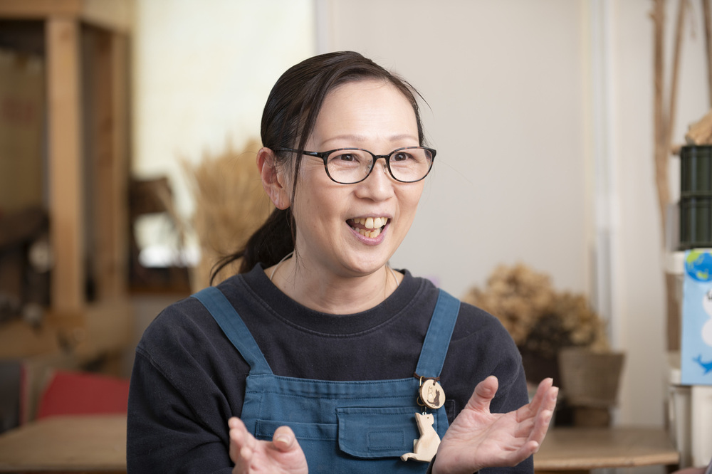 「クラフトではその方の得意で好きな仕事を見つけることで、自信を持っていただいています」と話す生活支援員の平埜さま
