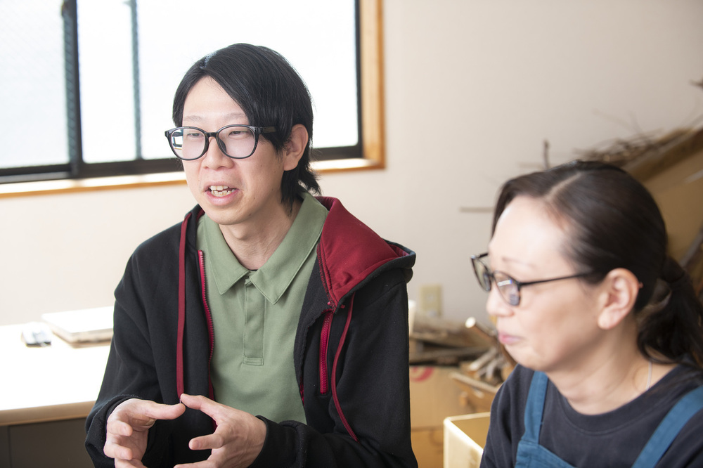 「ガーデニングではお客さまとのコミュニケーションもやる気につながっている」と話す職業指導員の毛塚さま(左)