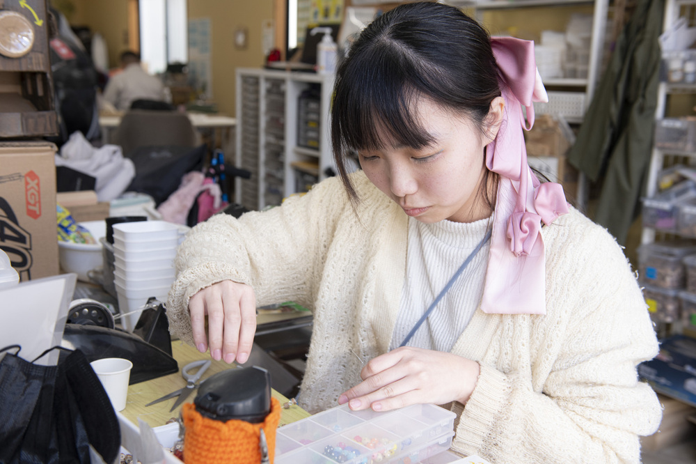 細かな手作業でブレスレットづくりに取り組むSさま