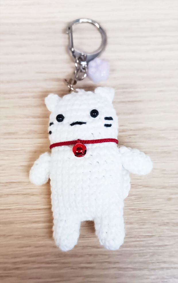 ハンドメイド】白猫の編みぐるみキーホルダー♥️サブカルビジネス