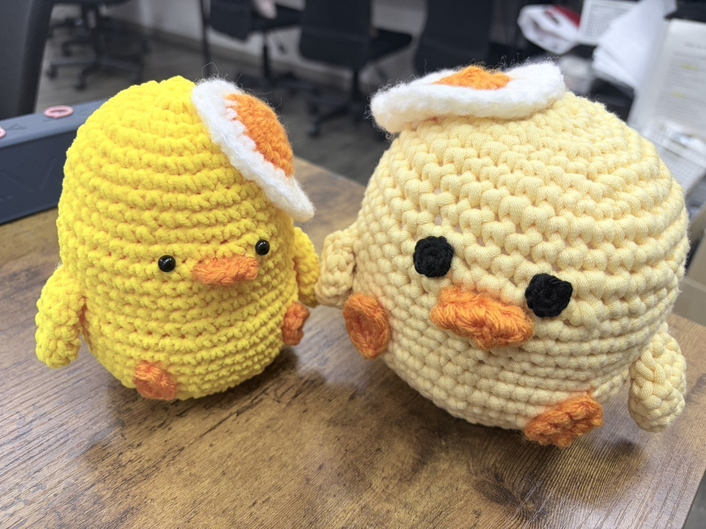 【浴衣デザイン再販無し】シーズー帽子 あみぐるみ　ぬいぐるみ　編み物　ひよこ 目玉焼きの帽子がかわいいひよこのあみぐるみを作りました🐥サニー