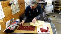 原料となる鹿の肉を並べています