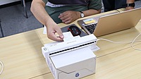 スキャナーで領収書・レシートをスキャンしていきます。