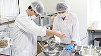 専用の製造ルームで、お菓子を作っています。
