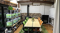 1階の作業スペースになります。各自で担当の水槽を管理します。