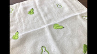 美しい洋ナシをタオル全体に宝石のようにちりばめました。