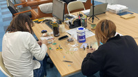 利用者の方とネイルチップ作成中です。