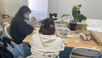 利用者の方とレジンアクセサリー作成中です。