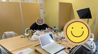 利用者の方がネイルチップ作成、PC作業中です。