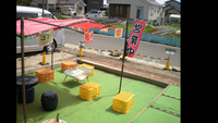 駄菓子屋の前