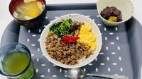 今日のお昼ごはん「三色ちらしずし」「芋ぜんざい」「お味噌汁」