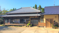 畑は古民家デイサービスの隣にあります、トイレも利用できます