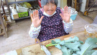 にわとりの餌つくり作業です