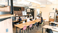 カフェのような内装で、リラックスしながら活動できます。