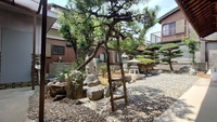 玄関から中庭をうつしたところです