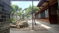 看板のある正面入口通路を抜けたところです。