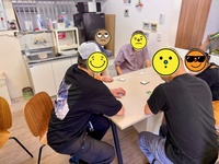 昼休みには利用者さんと職員が一緒にゲームを楽しんでいます。