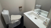 清潔感のある洗面台付きのトイレです。