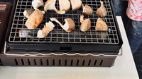 見学の方にも、椎茸の試食をしてもらっています。