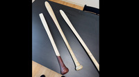 折れたバットを靴べらに変える作業を行っております！