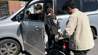 車いすの方も専任スタッフが送迎を担当！安心して移乗できます♪