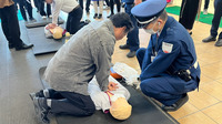 定期的な防災訓練で、AEDの使いや避難方法を学んでいます。