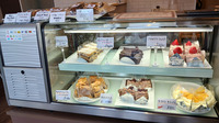ケーキがお出迎え